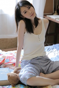 不扣钮的女孩